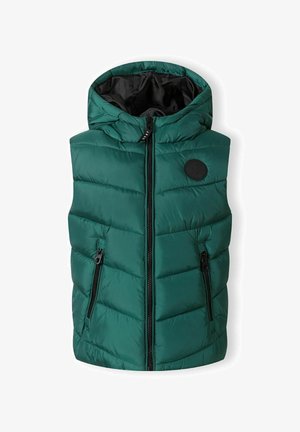 Žalias pūkuotas liemenas su gobtuvu, su užtrauktuku priekyje, juodu pamušalu, dviem užtrauktukais uždaromomis šoninėmis kišenėmis ir apvaliu logotipo pleistru ant krūtinės.