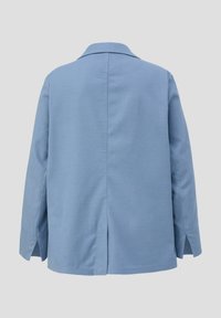Veste bleu clair avec un col, des manches longues et des fentes sur les côtés à l'ourlet. Fabriquée en tissu lisse avec une texture subtile.