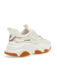 Sneaker bianche con tomaia in rete, suola spessa bianca e suola esterna in gomma arancione. Presenta un'etichetta con il logo e un taglio per il tallone.