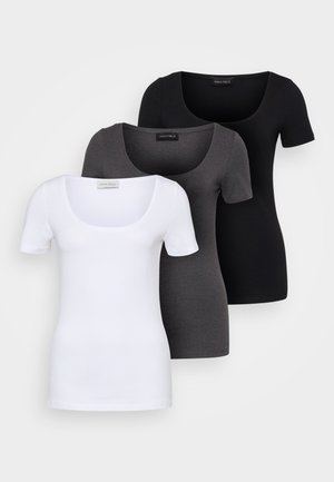 Tre tætsiddende T-shirts i hvid, grå og sort. Hver af dem har en bred scoop-udskæring og korte ærmer. Fremstillet af glat, strækbart stof.