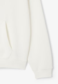 Sudadera blanca de manga larga con bolsillo tipo canguro en la parte frontal y puños y dobladillo acanalados, presentada sobre un fondo liso.