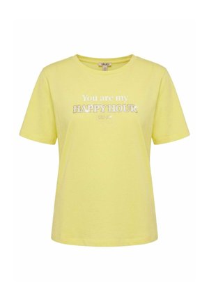 Maglietta gialla a maniche corte con scollo tondo, con la scritta "You are my HAPPY HOUR" in lettere bianche e scintillanti al centro davanti.