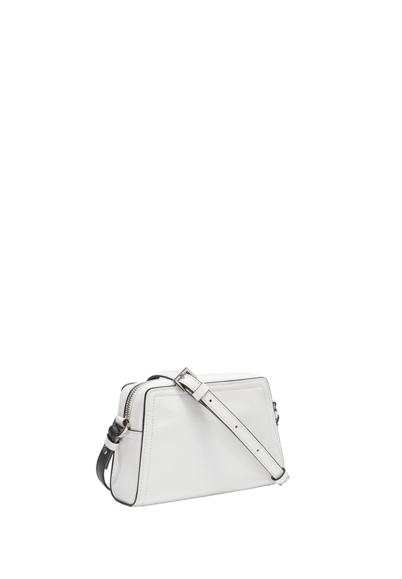 Witte leren crossbody tas met een rechthoekige vorm, ritssluiting, verstelbare schouderband en contrasterende zwarte accenten.