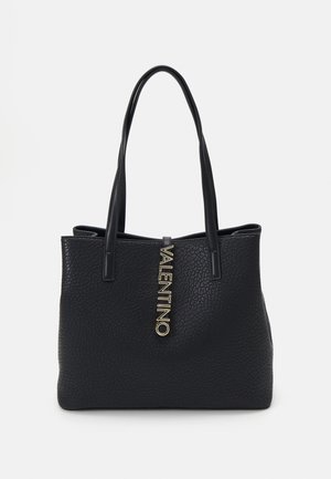 Czarna torba typu tote z teksturowanej skóry, z podwójnymi uchwytami i pionowym złotym logo "VALENTINO" na froncie, w centrum.