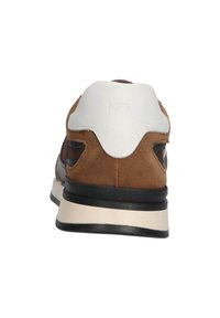 Bruine en witte sneaker met een bovenwerk van suède en leer, ronde neus, zwarte rubberen zool en een in de hiel geperst logo.