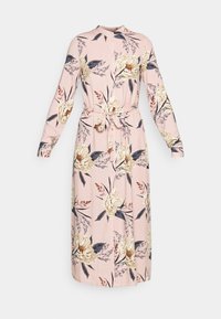 Světle růžové midi šaty s dlouhým rukávem a béžovými květinovými vzory, s knoflíkovým zapínáním vepředu, vysokým límcem a látkovým páskem uvázaným v pase.