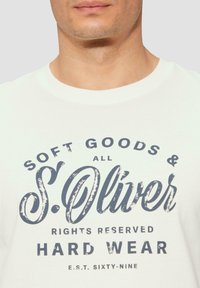 s.Oliver MIT FRONT UND ARTWORK - T-Shirt print - weiß