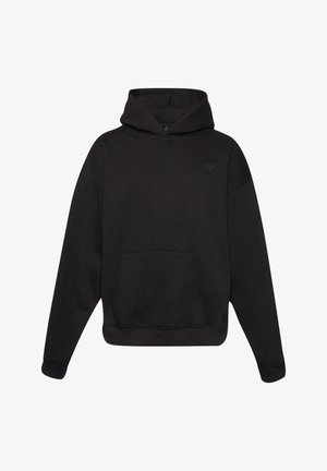 Melna kapuce, izgatavota no kokvilnas maisījuma, ar priekšējo kabatu, ribinātām piedurknēm un apakšmalu, kā arī minimālistisku logotipu uz krūšu daļas.