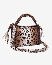 Handväska med leopardmönster och en mjuk satinfinish, i bruna och beige nyanser, med samlade topphandtag och ett avtagbart, smockat band.