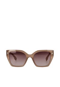 Gafas de sol estilo gato con un marco transparente en tono marrón y lentes oscuros degradados. Presenta sutiles acentos metálicos en el marco.