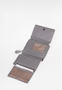 Portafoglio in pelle grigia con chiusura a scatto, dotato di slot per carte, una tasca trasparente per l'ID e una fodera interna textured.