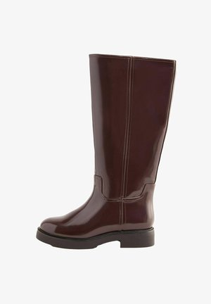 Wysoki, lśniący, ciemnobrązowy skórzany but z niskim obcasem i widocznym szwem wzdłuż cholewki oraz kostki, widok z boku.