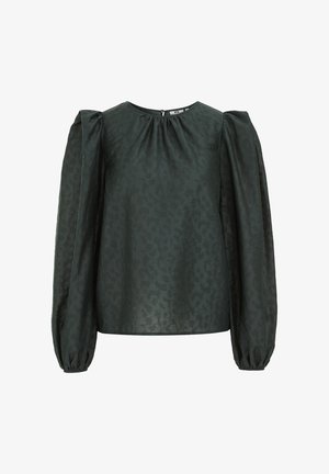 Blouse à manches longues vert foncé avec un imprimé léopard subtil, épaules bouffantes, encolure froncée et fermeture à boutons à l'arrière.