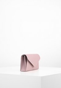 Roze neplederen clutchbag met een driehoekige flap, rechthoekig lichaam en een gladde textuur. Heeft een gestructureerd ontwerp.