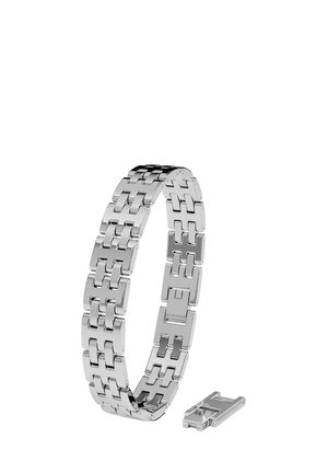 Silbernes Metallarmband mit einem gebrochenen, abgelösten Glied, das die Schließe und miteinander verbundene rechteckige Abschnitte zeigt.