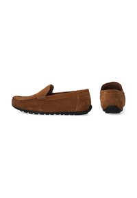 Wildlederbrogletten in Braun mit weicher Textur, im Slip-On-Design, sichtbaren Nähten und einer schwarzen Gummisohle. Rückansicht enthalten.