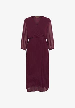 Vestido burdeos con pliegues, escote en forma de V y mangas largas de tul, que presenta una cintura ceñida y una falda fluida. Textura suave.