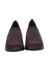 Slip-On-Schuhe mit einem dunkelburgunderfarbenen Strickoberteil und Wildlederelementen um die Zehen, einer flachen Gummisohle und einer Zuglasche hinten.