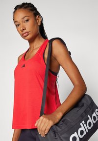 adidas Performance TRAIN ESSENTIALS MINIMAL BRANDING RACERBACK - Débardeur - pure ruby/black