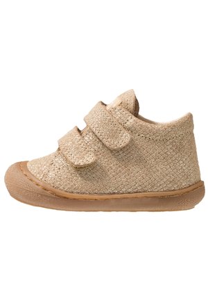 Chaussures pour tout-petits beige avec un tissu texturé, deux sangles Velcro, bout rond et une semelle en caoutchouc souple. Design léger et flexible.