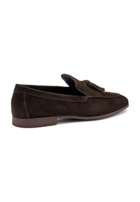 Mocassino in suede marrone con punta arrotondata, dettaglio a frange e suola piatta in gomma, caratterizzato da cuciture a contrasto lungo il lato.