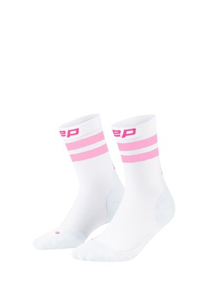 Weiße Wadenhohe Socken mit zwei pinkfarbenen Streifen nahe dem oberen Rand und pinkfarbener Schrift, vor einem einfarbigen weißen Hintergrund dargestellt.