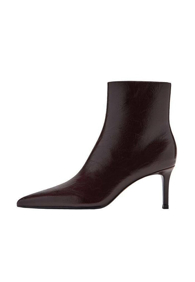 Bottine en cuir bordeaux avec un bout pointu, un design épuré et un haut talon aiguille. Texture lisse avec un discret grain.
