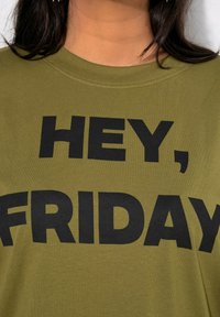 Studio Untold , OVERSIZED, STATEMENT-PRINT - T-Shirt print - dark olive