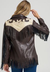 Smeđa kožna jakna s kremastim detaljima, cvjetnim vezom na leđima i dugim resama duž rukava i ruba.