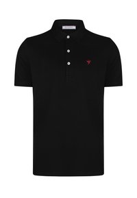 Schwarzes Poloshirt mit Kragen, drei Knöpfen und einem dezenten roten gestickten Logo. Schlichte Stofftextur, kurzärmlig und mit normaler Passform.