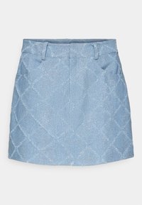 Mini-jupe bleu clair texturée avec un motif subtil en losanges, passants pour ceinture et poches avant inclinées, posée à plat sur fond blanc.