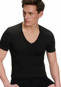 Schwarzes kurzärmeliges V-Ausschnitt-T-Shirt aus glattem Material, mit tailliertem Schnitt und minimaler Nahtgestaltung für einen eleganten Look.
