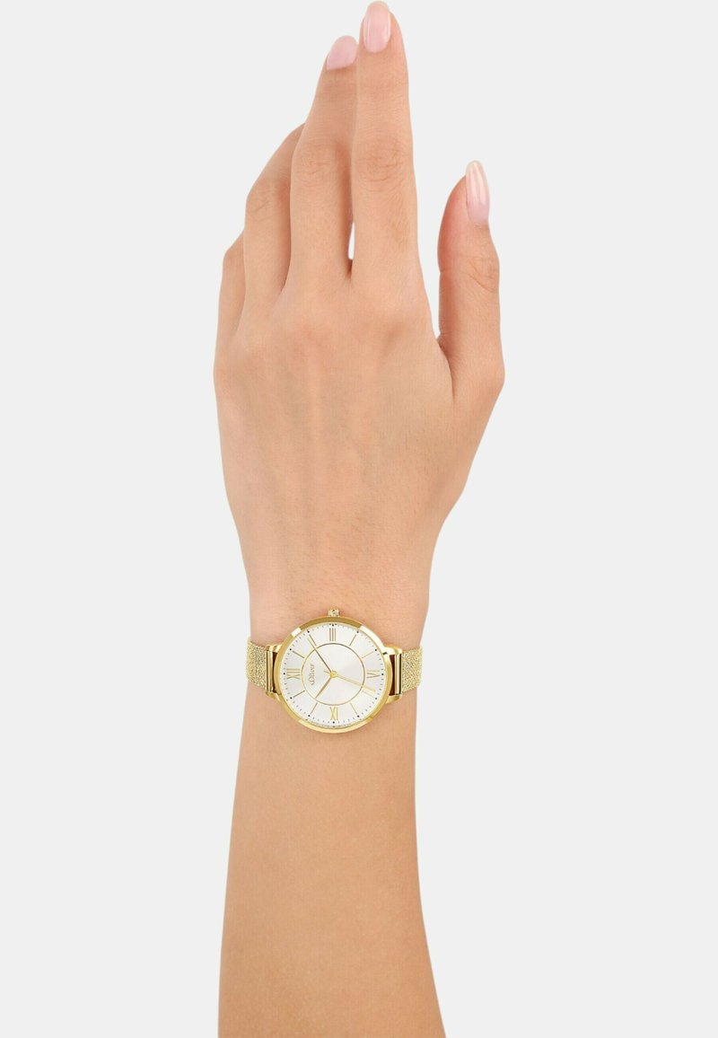 Goldene Armbanduhr mit einem weißen runden Ziffernblatt, strukturiertem goldenen Mesh-Armband und römischen Ziffern als Stundenmarkierungen. Elegantes und schlichtes Design.