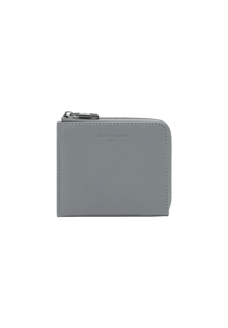 Graue Lederbörse mit Reißverschluss, rechteckiger Form, geprägtem Markenlogo auf der Vorderseite und glatter Textur.