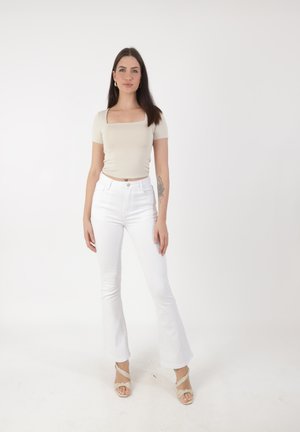- Jeansy Bootcut