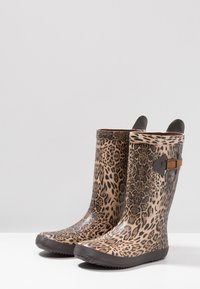 Bottes de pluie en caoutchouc avec motif léopard, surface texturée, accents marron et détail de boucle. Semelle sombre et design à bout rond.