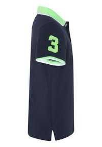 Navyblaues Poloshirt mit einem zweifarbigen grünen Kragen und Akzenten. Ausgestattet mit einer gestickten Nummer "3" in Neongrün auf dem linken Ärmel. Kurzarm-Design.