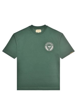 Camiseta de manga corta de color verde oscuro con cuello redondo, pequeño logo circular blanco que dice "Pas de Monaco 911 Club" en el pecho izquierdo.