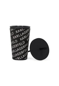 Vaso negro con tejido texturizado que presenta la inscripción en blanco "KARL LAGERFELD", rematado con una tapa negra sólida y un asa.