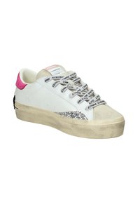 Sneaker bianco con accento rosa sul tallone, dettaglio glitterato di lato e suola beige. Presenta lacci piatti con testo del marchio.