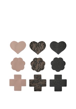 Vari adesivi in diverse forme: cuore rosa chiaro, cuore in pizzo nero, cuore con glitter nero, fiore rosa chiaro e motivi a croce nera.