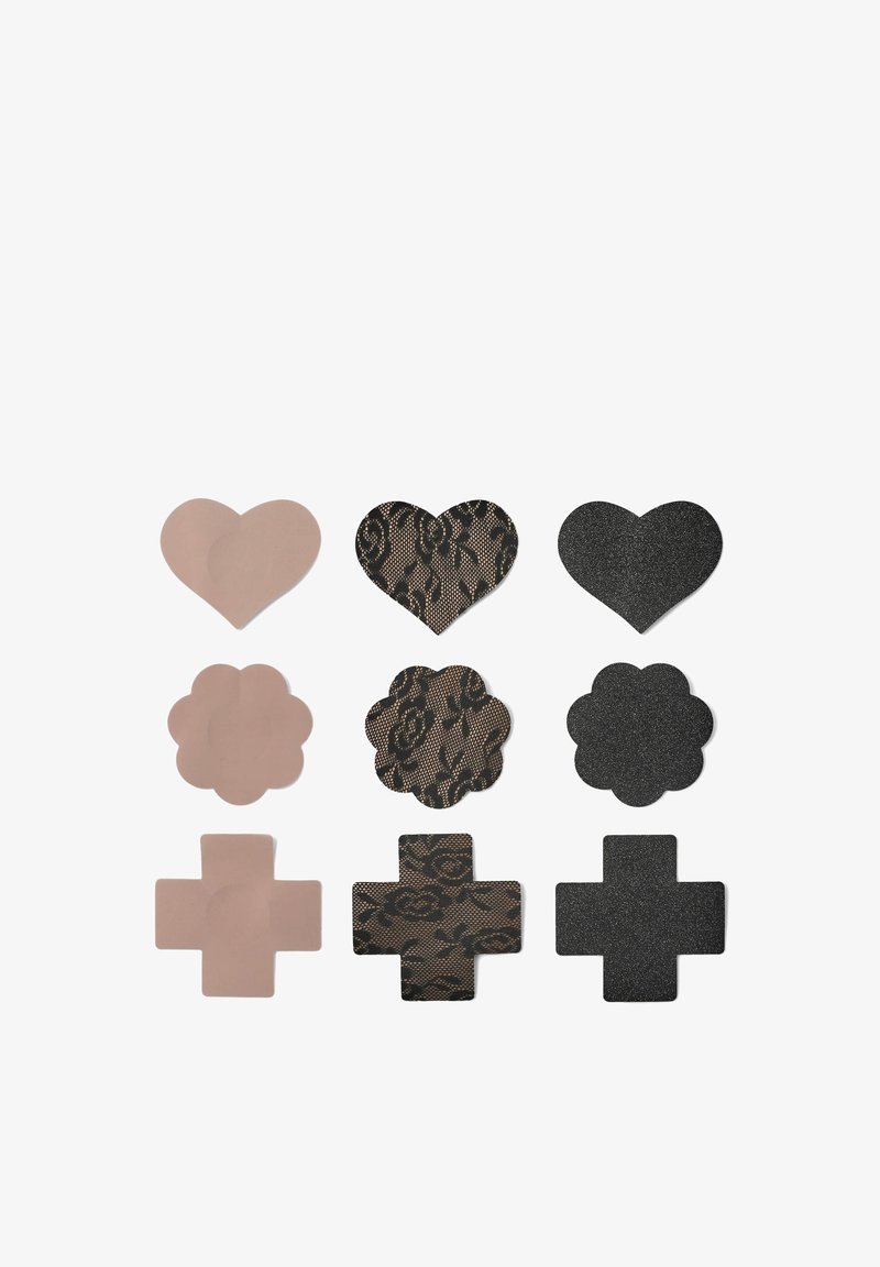 Vari adesivi in diverse forme: cuore rosa chiaro, cuore in pizzo nero, cuore con glitter nero, fiore rosa chiaro e motivi a croce nera.