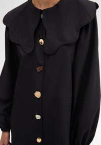 Touché Privé WIDE COLLAR AND BUTTON POPLIN  - Maxi šaty - black