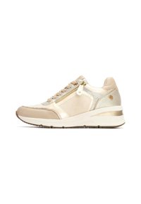 Sneaker sportivo beige con un mix di pelle e tessuto, caratterizzato da dettagli metallici, una cerniera laterale e una suola imbottita.