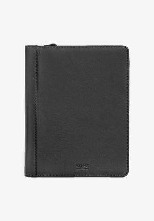 Czarna skórzana portfolio z zamkiem błyskawicznym, z wytłoczonym logo marki i detalami przeszyć na białym tle.