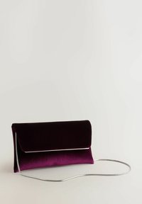 Pochette en velours violet avec une bandoulière chaîne métallique argentée, dotée d'une fermeture rabat et d'une texture lisse. Design simple et rectangulaire.