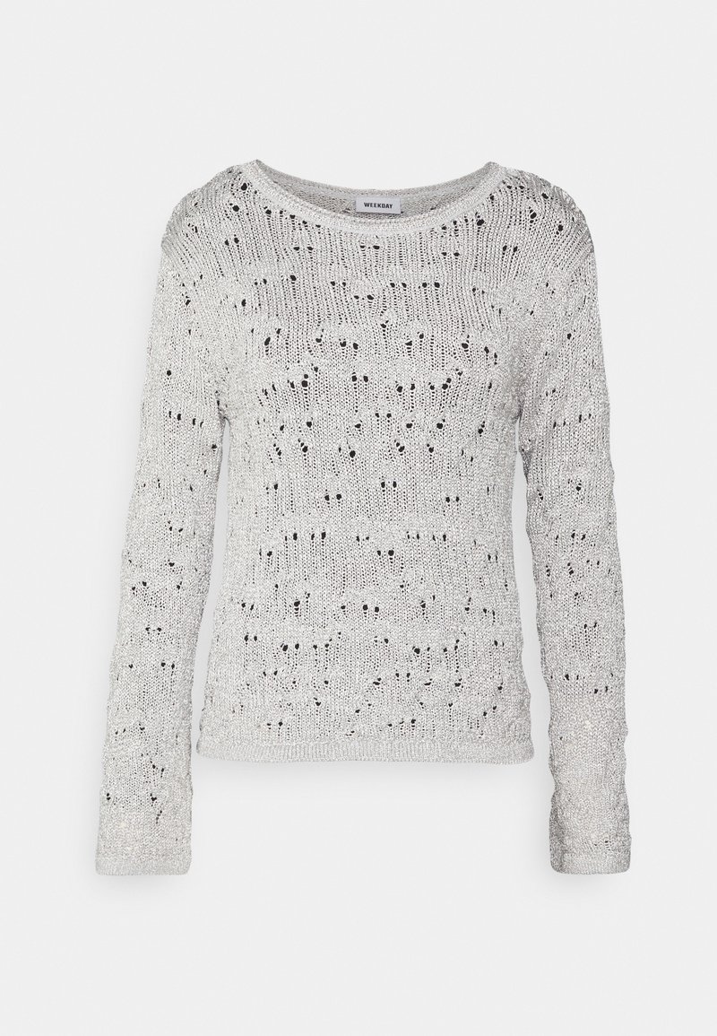 Pull en maille gris clair à manches longues avec de petits trous décoratifs, doté d'un col rond et d'un motif texturé.