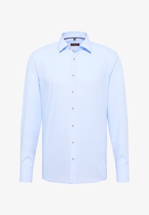 Helleblaue Langarmbluse aus glattem Stoff mit einem klassischen Kragen, durchgehender Knopfleiste mit glänzenden Silberknöpfen und taillierter Passform.