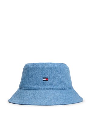 Világoskék farmer anyagú vödör kalap széles karimával, a közepén kis piros, fehér és tengerészkék színű téglalap alakú logóval.