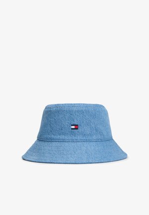 Sombrero tipo pescador de mezclilla azul claro con ala ancha y pequeño logo rectangular rojo, blanco y azul marino centrado en el frente.